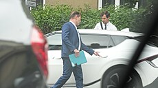 Jaromír Soukup u svého vozu s právníkem.