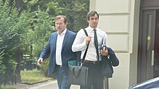 Jaromír Soukup se svým právníkem opoutí kavárnu, která se nachází nedaleko od...