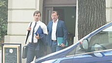 Jaromír Soukup se svým právníkem opoutí kavárnu, která se nachází nedaleko od...