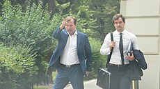 Jaromír Soukup se svým právníkem opoutí kavárnu, která se nachází nedaleko od...