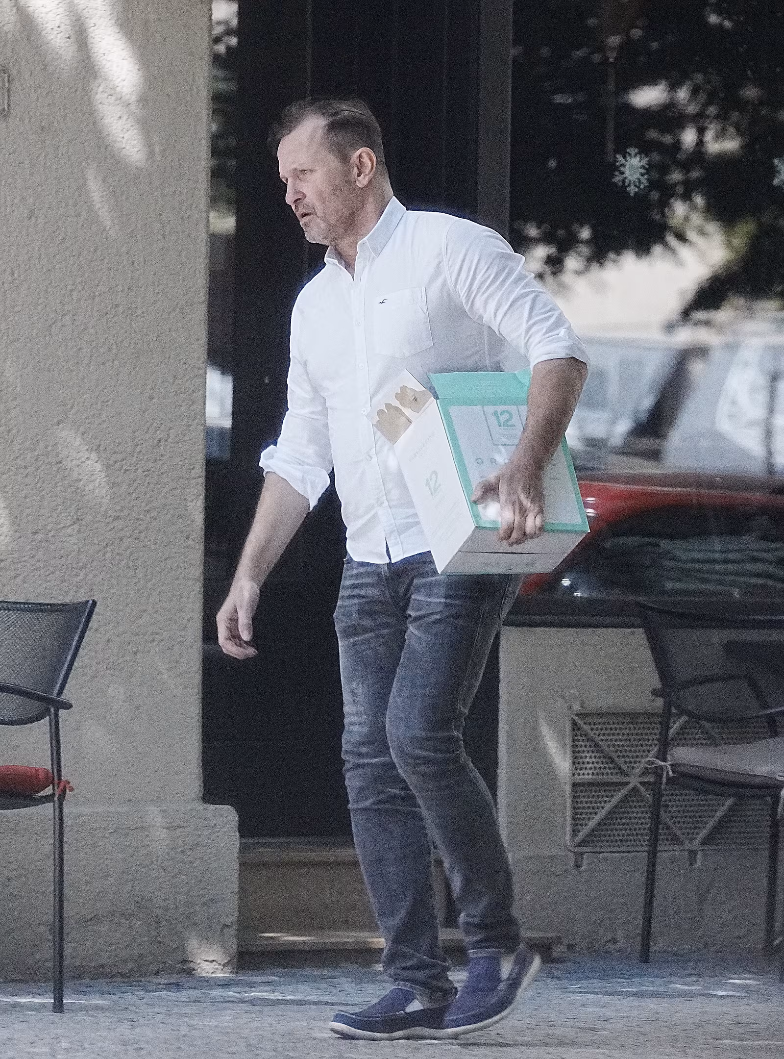 Jarom�r Soukup si z vinot�rky odn�� krabici.