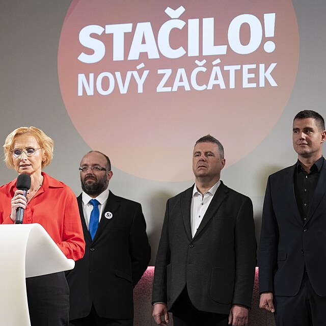 Ldryn hnut Stailo! pro volby do Poslaneck snmovny Kateina Konen, tiskov mluv KSM a pardubick ldr Stailo! Roman Roun (druh zprava)