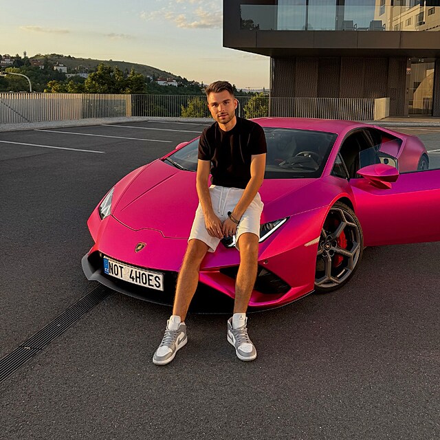 Adam Kajumi m� nyn� r��ov� lamborghini.