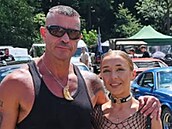 Robert je na svou mladou partnerku py�ný a rád se s ní chlubí.