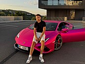Adam Kajumi má nyní r��ové Lamborghini
