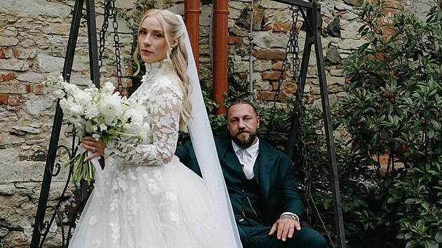 Jakub En�l se o�enil. Jeho �enou se stala p�ekr�sn� Veronika.