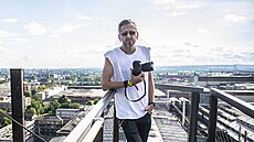 Tomá� T�e�tík na vrcholu Bolt Tower. Jeho snímky z vý�ky bavily celý festival.