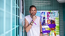 Tomá� T�e�tík na vrcholu Bolt Tower. Jeho snímky z vý�ky bavily celý festival.