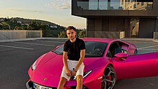 Adam Kajumi má nyní r��ové Lamborghini