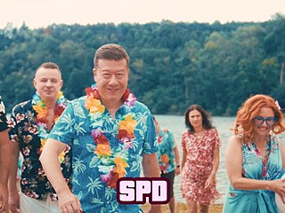 SPD vydalo hudebn videoklip. Okamura to rozjel v havajsk koili