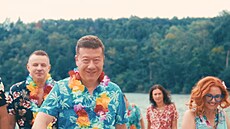 SPD vydalo hudebn� videoklip. Okamura to rozjel v havajsk� ko�ili