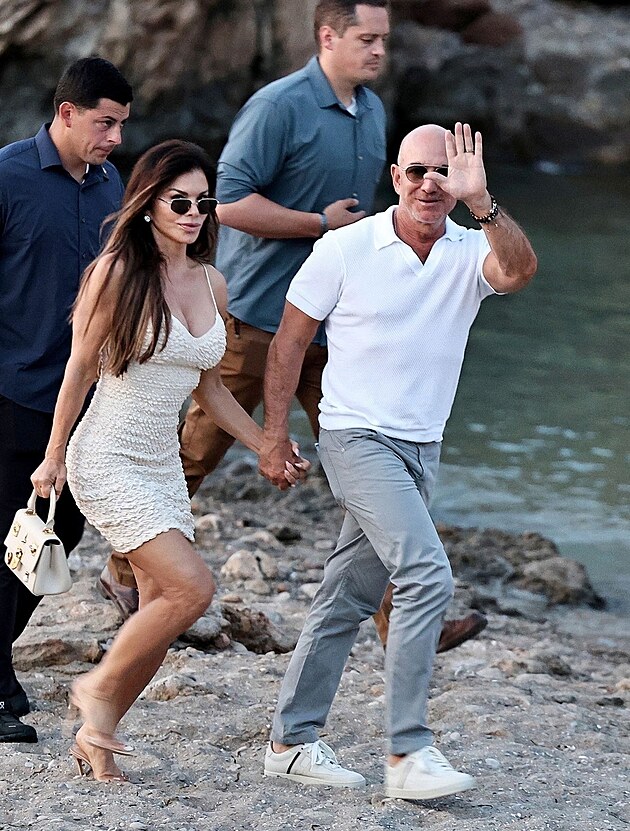 Jeff Bezos a jeho manelka Lauren trv lto na superjacht. Mvaj a usmvaj...
