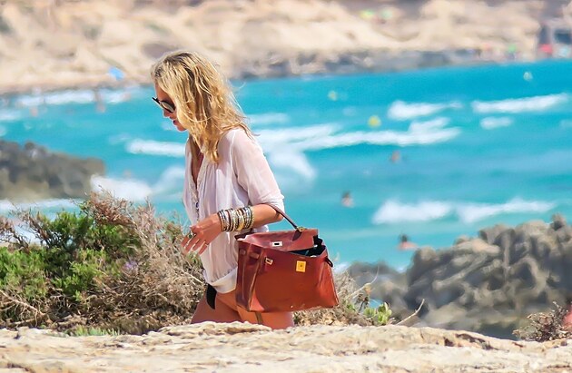 Kate Moss s kabelkou Hèrmes Birkin.