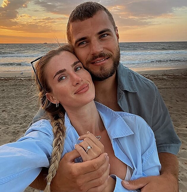 Johana Fabikov ze Survivoru se zasnoubila. Slovensk hokejista Mrio Lunter...