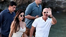 Jeff Bezos a jeho man�elka Lauren tráví léto na superjacht�. Mávají a usmívají...