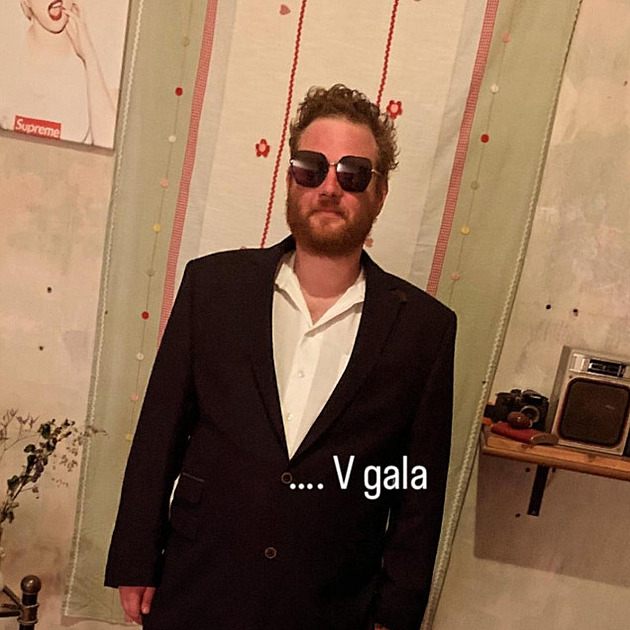 Tyler Durden se objevil na svatbě. V obleku doprovázel nevěstu