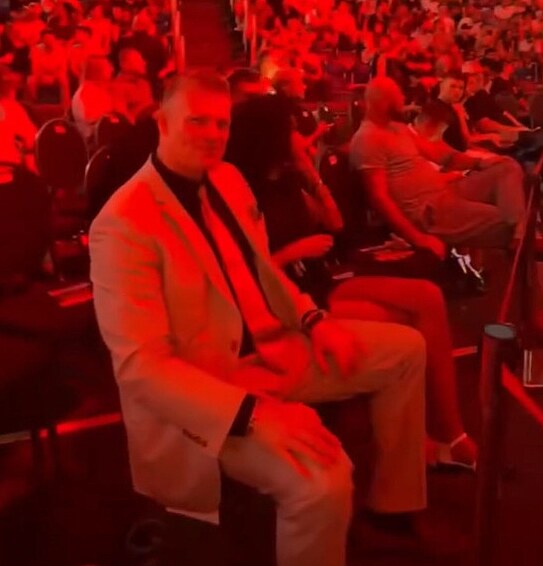 Filip Turek se neznámou kráskou na Oktagonu.