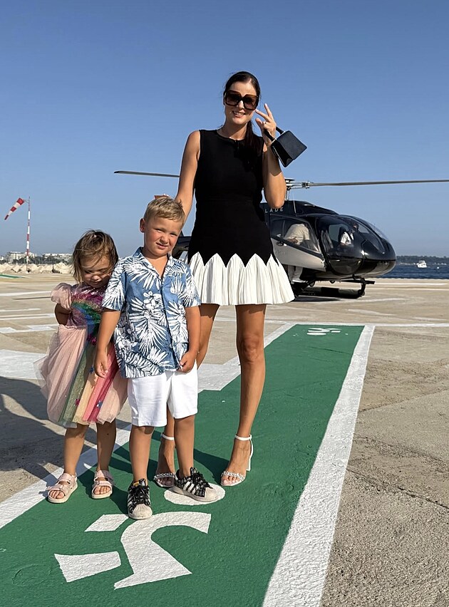 Ornella Koktov vzala rodinu na let vrtulnkem.