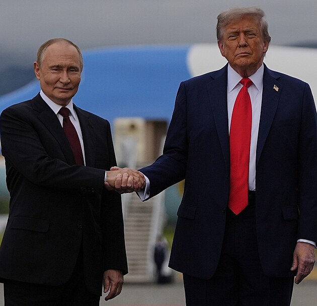 Americk prezident Donald Trump (vpravo) vt ruskho prezidenta Vladimira...