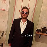 Tyler Durden se objevil na svatb�. V obleku doprov�zel nev�stu