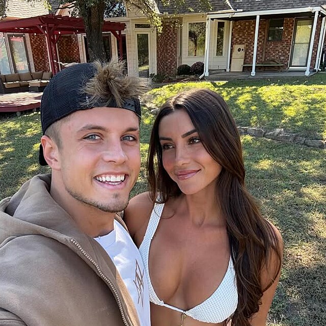 Jon Mari�nek se �dajn� roze�el s p��telkyn�. Taj� rozchod p�ed fanou�ky?