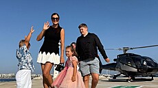 Ornella Koktová vzala rodinu na let vrtulníkem.