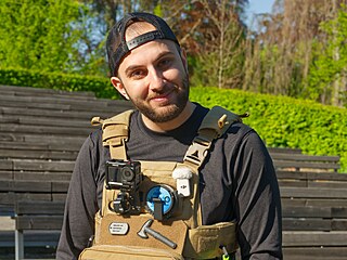 Mike Oganesjan v ter�nu s taktickou vestou a kamerami. Vybaven� jako na mise,...