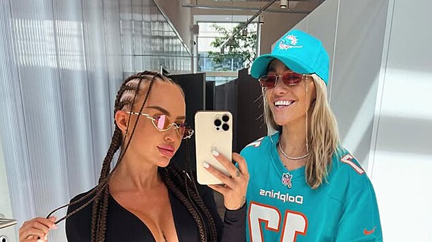 Hor�kov� s Mlejnkovou slavili p��telstv�. To skon�ilo opileck�m ��d�n�m v hotelu