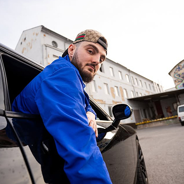 Bizarní rapper Riad ukončil kariéru. No konečně, žádná škoda, radují se lidé