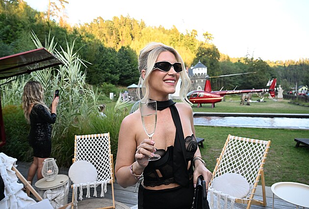 Dominika Myslivcov� slavila narozeniny na hrad� Kunzov.