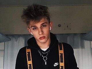 Just Dejvit �dajn� pokra�uje v sexu�ln�m obt�ov�n�. Nov� sv�dci vypov�daj�