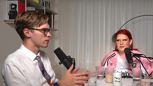 Sugar Denny a Jan �pa�ek se se�li v podcastu Sinaie. Politiku probrali do detail�