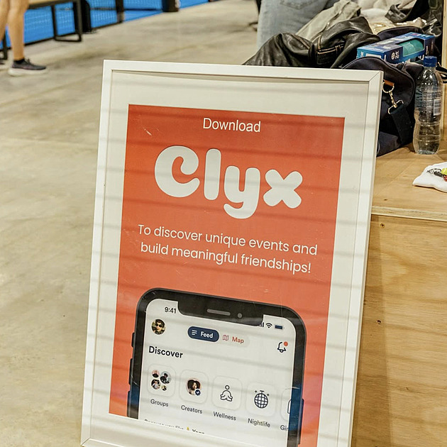 Jedno kliknutí na přátele. Aplikace Clyx bojuje s epidemií osamělosti