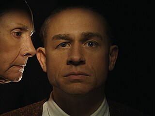 Netflix odhalil trailer k nov� �ad� �Monster: The Ed Gein Story�. S�rie...