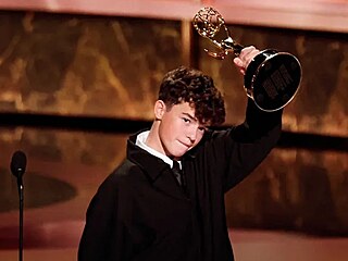 Mlad� herec z Adolescence z�skal cenu Emmy. Zlomil rekord, seri�l pou�t� i ve...