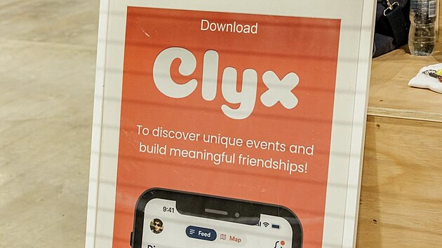 Jedno kliknut� na Netflix, deset krok� k setk�n� s kamar�dem. Pr�v� tahle disproporce p�ivedla p�tadvacetiletou Alyx van der Vorm k n�padu vytvo�it aplikaci Clyx � digit�ln� n�stroj, kter� m� pomoci lidem potk�vat se sn�z a �ast�ji.