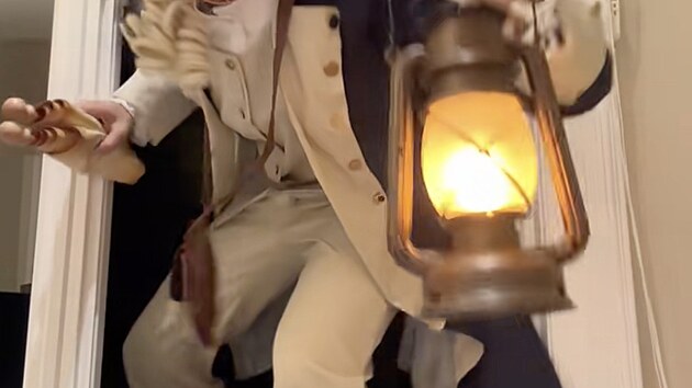 Muzik�l �Hamilton� slav� deset let od sv� broadwaysk� premi�ry a znovu se stal vir�ln�m hitem. Tentokr�t ne d�ky velk�m gest�m na jevi�ti, ale d�ky kr�tk� a nen�padn� sc�n�, kterou fanou�ci na TikToku prom�nili v s�rii komick�ch vide�.