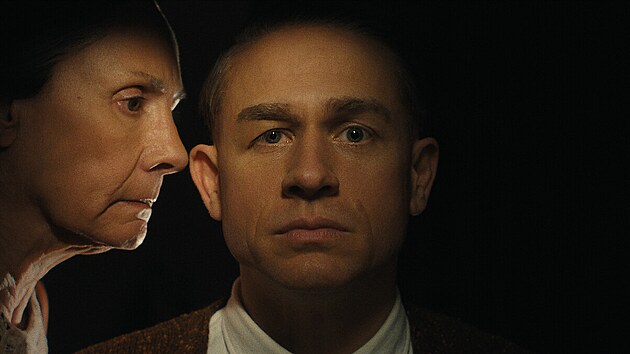 Netflix odhalil trailer k nov� �ad� �Monster: The Ed Gein Story�. S�rie navazuje na p�edchoz� sez�ny o Jeffrey Dahmerovi a bratrech Menendezov�ch a m��� op�t k hranici mezi skute�n�m zlo�inem a filmovou legendou.