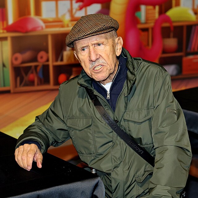 Petr N�ro�n� (87) dorazil na akci viditeln� pohubl� a unaven�.