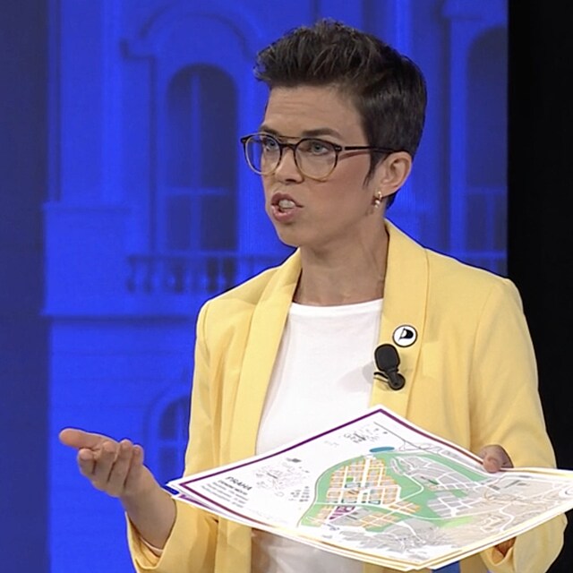 Graf do kamery. Kdy� stoj� o chlup v��, dostane se do z�b�ru i posledn� sloupec.