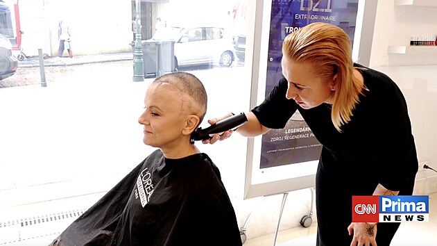 Laka Nrgeov s jemnm smvem sleduje, jak miz posledn prameny vlas, jizva na hlav se stv symbolem jejho boje.