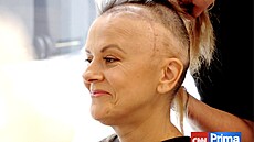 Ládka se s úsmvem dívá do zrcadla, kdy jí kadenice oholila první pruh vlas...