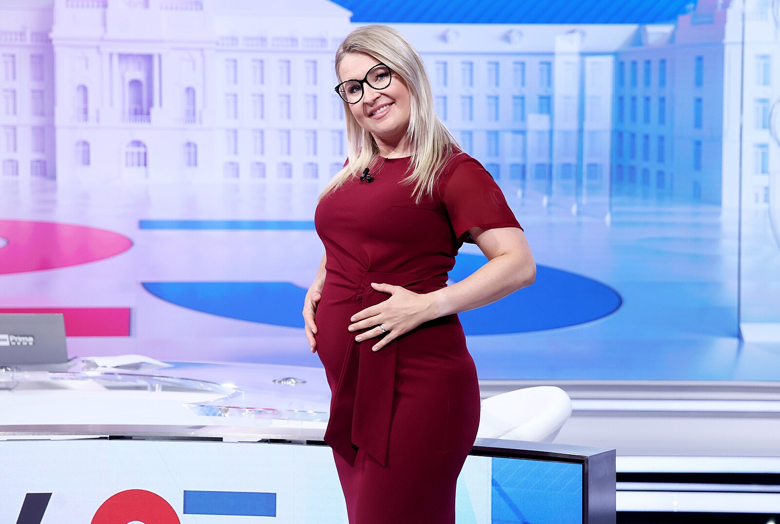 Primácká moderátorka Karolina Hošek je těhotná: Vysílání s rukama od krve, spaní v autě