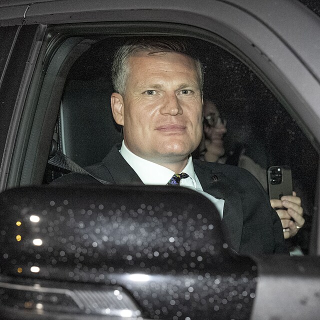 Filip Turek pijel v ernm pick-upu pmo k Babiovi.