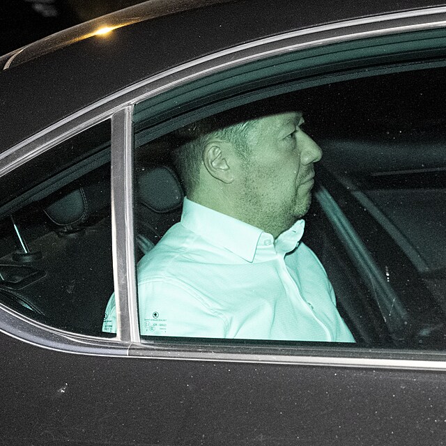 Okamura v aut cestou na schzku, kter se prothla do noci.