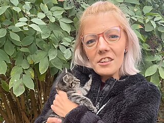 Shopaholic Adel si podila kotko. Urit ho zabije, seberte j ho, reaguj...