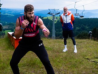 Od armdn vstroje k novmu fitness trendu. Ztov vesta se pouv m dl...