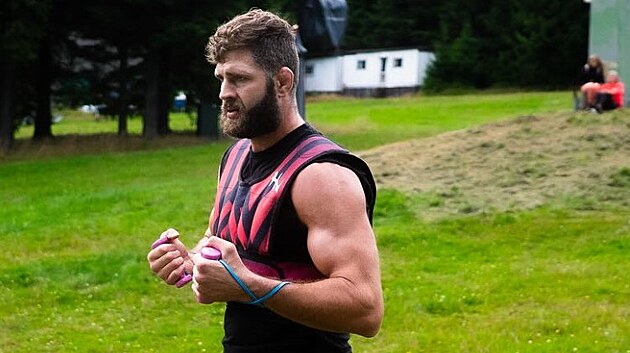 Od arm�dn� v�stroje k nov�mu fitness trendu. Z�t�ov� vesta se pou��v� ��m d�l �ast�ji