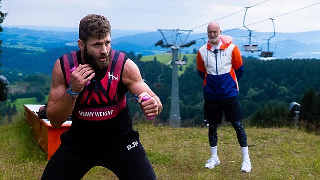 Od arm�dn� v�stroje k nov�mu fitness trendu. Z�t�ov� vesta se pou��v� ��m d�l �ast�ji