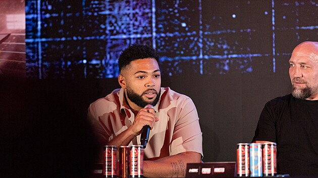 Immanuel Adenubi se utk s Attilou Vghem